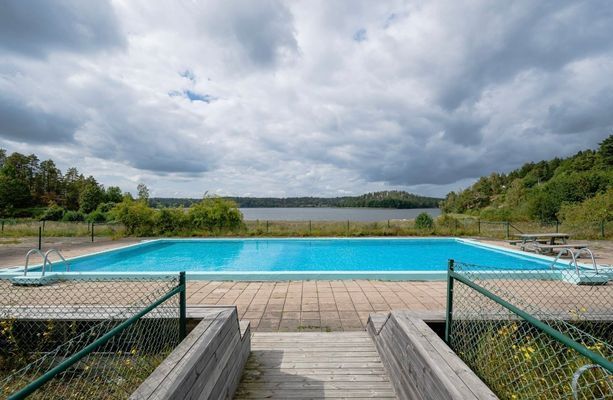 Gemensam pool för området vid sjön (enbart uppen under högsommar)