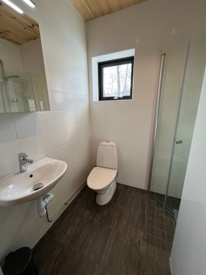 Toalett, handfat, dusch och torkskåp