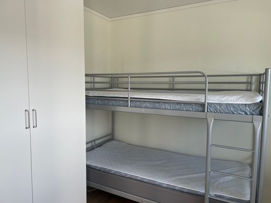 Lilla sovrummet med två sängplatser och våningssäng 90 cm samt möjlighet till extrasäng