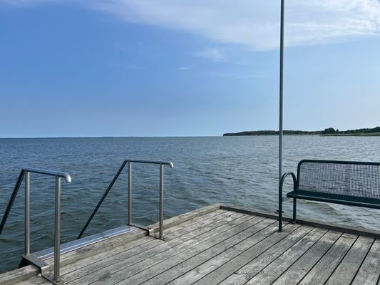 Norra Vikens badbrygga 200 m från boendet med möjlighet till ett morgondopp.