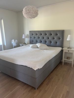 Stora sovrummet med dubbelsäng 180cm samt tillgång till uppfällbar barnsäng.