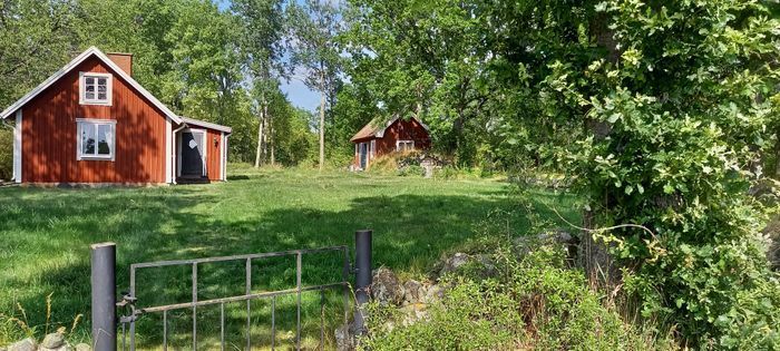 Hyr denna stuga i  på 30 m². 2-4 sängplatser. Från 3 900 kr per vecka. Se bilder och tillgänglighet här.
