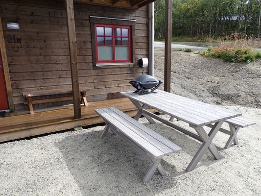 Uteplats precis framför stugan med eftermiddags- & kvällssol för härliga utemiddagar.