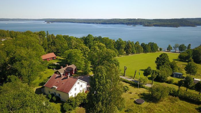 Röda Flygeln till Rönnäsgården vid sjön Sommen