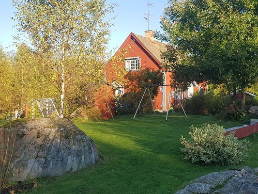 Hyr denna stuga i Julita på 60 m². 4-6 sängplatser. 4 900 - 6 900 kr per vecka. Se bilder och tillgänglighet här.