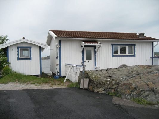 Hyr denna stuga i Tjörn på 45 m². 4-6 sängplatser. 10 000 - 15 000 kr per vecka. Se bilder och tillgänglighet här.