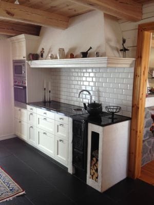 Hyr denna stuga i  på 115 m². 7-9 sängplatser. 6 000 - 10 000 kr per vecka. Se bilder och tillgänglighet här.