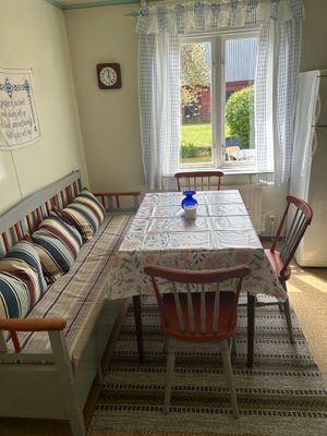 Hyr denna stuga i  på 70 m². 4 sängplatser. 5 500 - 6 500 kr per vecka. Se bilder och tillgänglighet här.