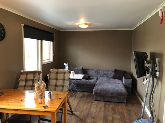 Hyr denna stuga i Surahammar på 40 m². 2-4 sängplatser. 3 100 - 4 500 kr per vecka. Se bilder och tillgänglighet här.