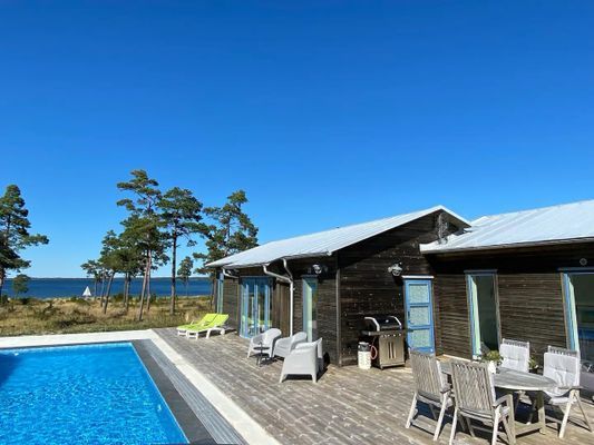 Hyr denna stuga i Fårösund på 136 m². 6-8 sängplatser. Från 29 000 kr per vecka. Se bilder och tillgänglighet här.