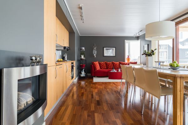 Hyr denna stuga i  på 96 m². 9 sängplatser. 3 000 - 7 000 kr per dag. Se bilder och tillgänglighet här.