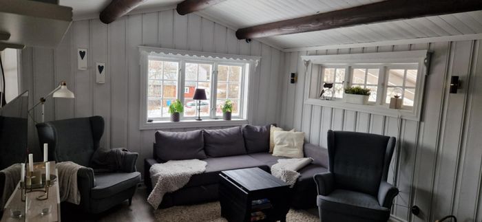 Hyr denna stuga i Rörbäcksnäs på 55 m². 5-7 sängplatser. 3 500 - 8 000 kr per vecka. Se bilder och tillgänglighet här.