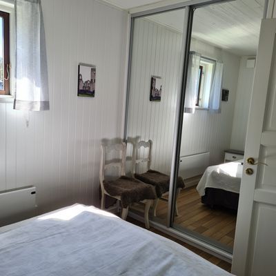 Stora sovrummet med spegelgarderob