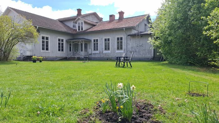Hyr denna stuga i  på 250 m². 5-8 sängplatser. 5 600 - 6 300 kr per vecka. Se bilder och tillgänglighet här.