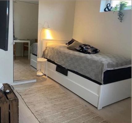 Hyr denna stuga i Visby på 15 m². 1-2 sängplatser. Från 5 000 kr per vecka. Se bilder och tillgänglighet här.