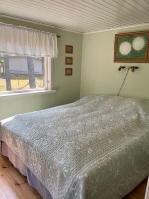 Stora sovrummet med 160 cm bred säng och byrå