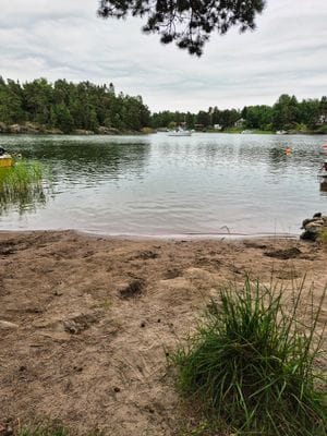 Barnvänligt bad med sandstrand 5 min promenad från huset