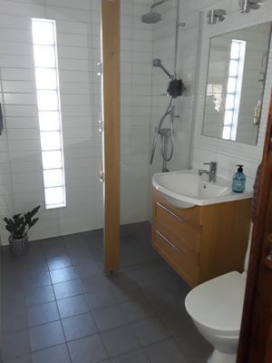Hyr denna stuga i Höga kusten på 160 m². 4-6 sängplatser. 6 300 - 6 800 kr per vecka. Se bilder och tillgänglighet här.