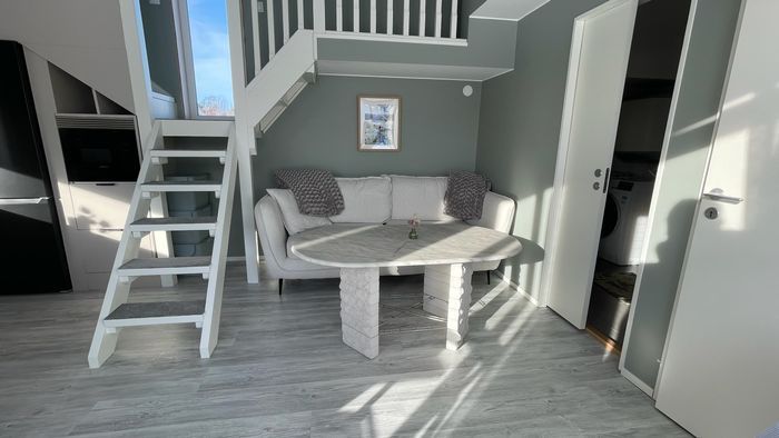 Hyr denna stuga i Espevik på 30 m². 4 sängplatser. 7 500 - 9 200 kr per vecka. Se bilder och tillgänglighet här.