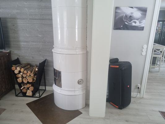 Hyr denna stuga i  på 150 m². 7 sängplatser. Från 24 500 kr per vecka. Se bilder och tillgänglighet här.