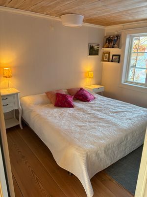Sovrum 2 med dubbelsäng 180 cm.