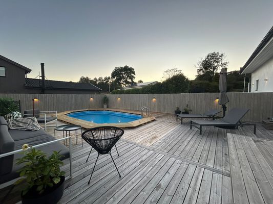 Hyr denna stuga i Kungsbacka på 165 m². 6-8 sängplatser. 24 000 - 30 000 kr per vecka. Se bilder och tillgänglighet här.