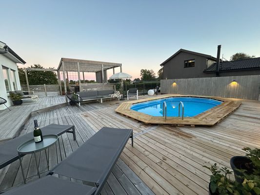 Nybyggd villa med pool nära havet och Göteborg