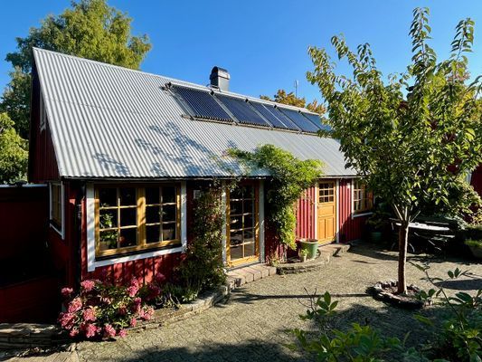 Hyr denna stuga i  på 70 m². 4-8 sängplatser. Från 15 000 kr per vecka. Se bilder och tillgänglighet här.