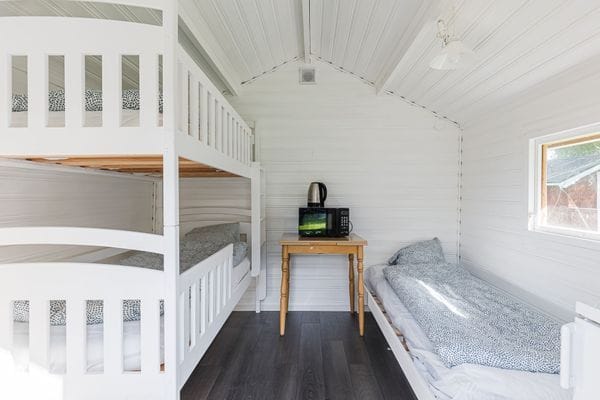 Hyr denna stuga i Söderfors på 11 m². 3 sängplatser. Från 4 459 kr per vecka. Se bilder och tillgänglighet här.