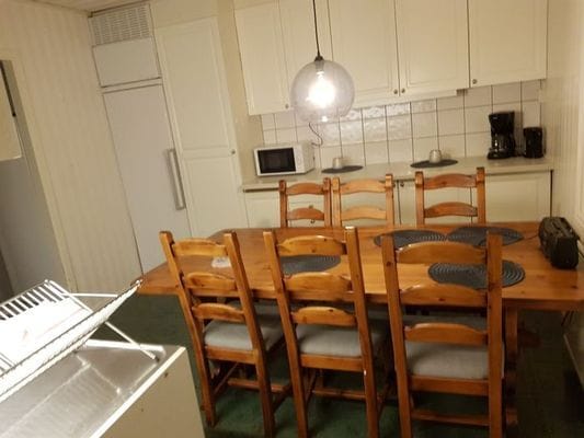 Hyr denna stuga i Grums på 400 m². 40-50 sängplatser. 10 000 - 20 000 kr per vecka. Se bilder och tillgänglighet här.
