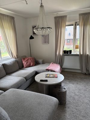 Hyr denna stuga i Nybro på 65 m². 4-5 sängplatser. 5 500 - 5 900 kr per vecka. Se bilder och tillgänglighet här.