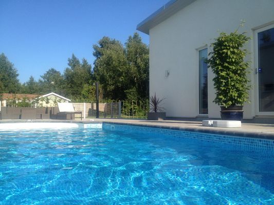 Hyr denna stuga i  på 30 m². 4 sängplatser. 8 000 - 14 000 kr per vecka. Se bilder och tillgänglighet här.