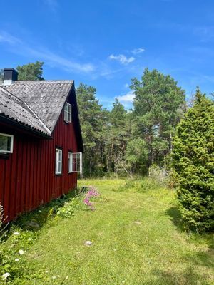 Hyr denna stuga i Västergarn på 120 m². 6 sängplatser. 1 800 - 4 500 kr per vecka. Se bilder och tillgänglighet här.