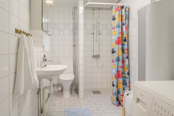 Sjönära fritidshus i lugna omgivningar - Bild 18