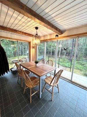 Fritidshus vid sjön med motorbåt i ett privat läge - Bild 15