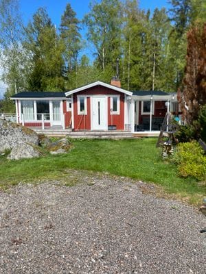 Hyr denna stuga i Gävle på 67 m². 3-5 sängplatser. 9 500 - 12 000 kr per vecka. Se bilder och tillgänglighet här.