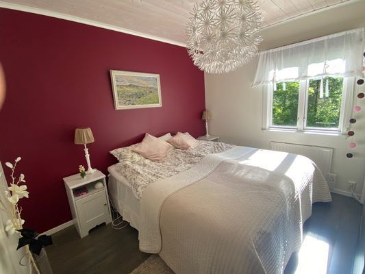 Hyr denna stuga i  på 60 m². 4-6 sängplatser. Pris ej tillgängligt. Se bilder och tillgänglighet här.