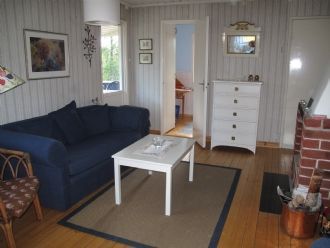 Hyr denna stuga i  på 56 m². 4 sängplatser. 3 000 - 4 500 kr per vecka. Se bilder och tillgänglighet här.