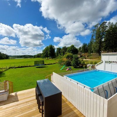 Hyr denna stuga i Orust på 300 m². 13-17 sängplatser. Från 31 738 kr per vecka. Se bilder och tillgänglighet här.