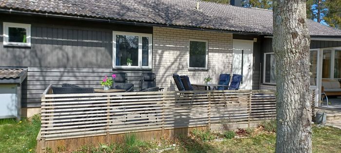 Verandan, ligger ofta i solen. Men de finns andra platser i trädgården att sitta i skuggan i.