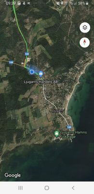 Vi bo som ni ser inte inne i byn utan precis i början, så det är tyst och lugnt uppe hos oss. Att cykla ner till stranden tar max 10 minuter, affären är kortare, vi har massor av restauranger och konditorier på gång och cykelavstånd. Det är otroligt mycket människor nere på stranden som åker ner med bil, så att ha cykel är att prioritera sommartid. Vi har stora skogsområden runt omkring oss.