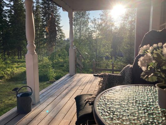 Ombonad stuga vid spår och sjö i Harsa - Bild 6