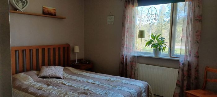 Ett av rummen med dubbelsäng, samt förvaring av kläder i två garderober, den ena med hyllor och den andra att hänga upp på galgar.