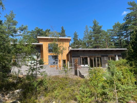 Hyr denna stuga i Stockholm på 145 m². 5-10 sängplatser. 17 900 - 19 900 kr per vecka. Se bilder och tillgänglighet här.