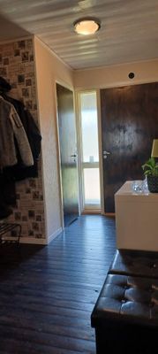 Llla hallen med "fin entrén" och gästtoalett