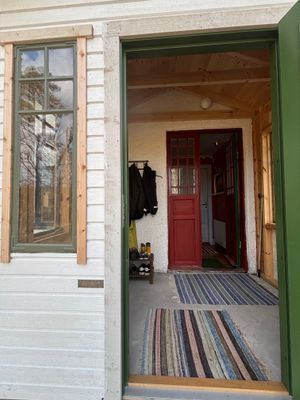 Vy in genom stora ingången, förstugan