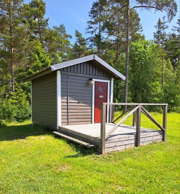 Hyr denna stuga i Hellvi på 110 m². 4-12 sängplatser. 6 500 - 8 500 kr per vecka. Se bilder och tillgänglighet här.