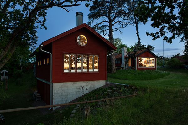 Drömboende med strand och brygga intill Kalmarsund