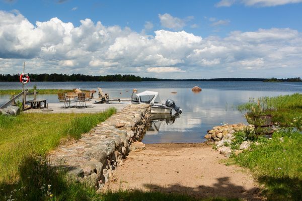 Hyr denna stuga i Kalmar på 115 m². 12 sängplatser. 19 000 - 28 400 kr per vecka. Se bilder och tillgänglighet här.