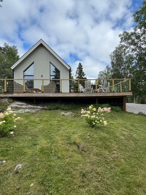 Nybyggd stuga, charmigt läget och nära till havet.